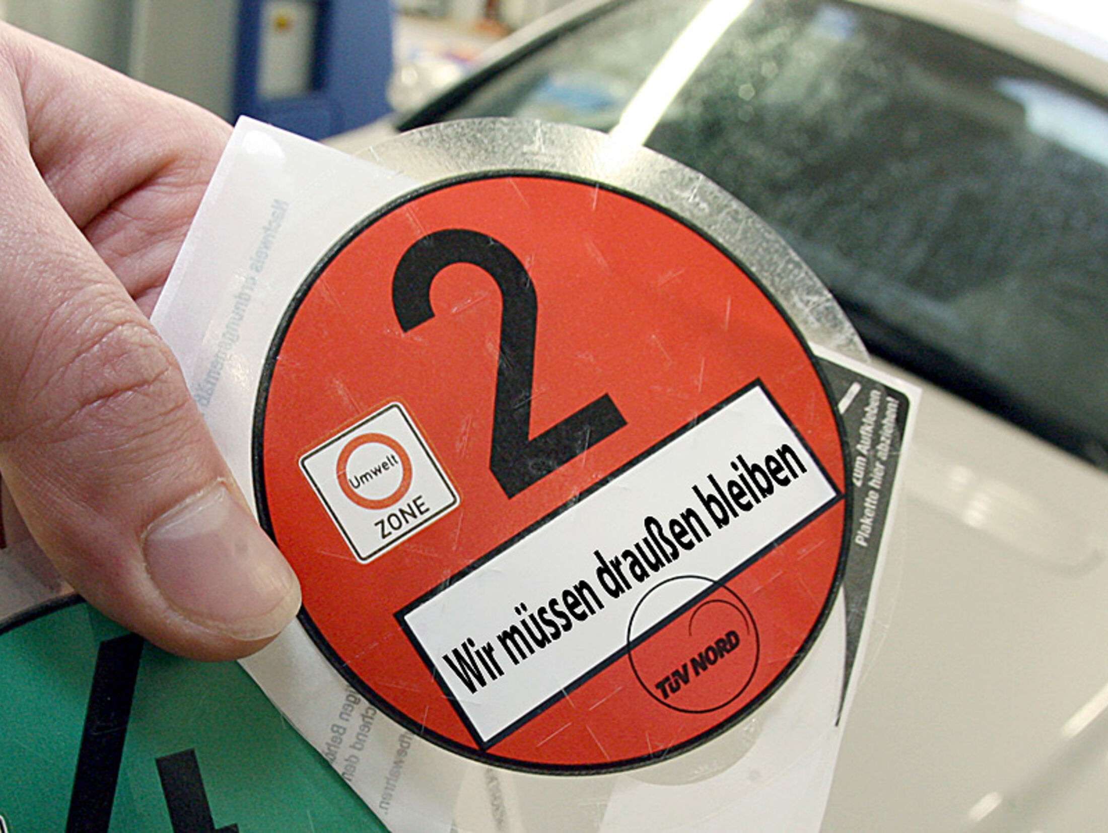 Feinstaubplakette: Dieser Aufkleber verrät, wo Sie fahren dürfen, Bayern 1, Radio