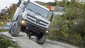 Unimog U 4023 in Schräglage auf dem Außenparcours des Unimog-Museums in Gaggenau.