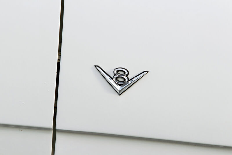 V8-Emblem, Opel Diplomat B V8, Baujahr 1977