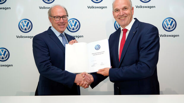 VW Autokauf Vertriebsvorstand Jürgen Stackmann und EDC-Präsident Dr Matti Pörhö 