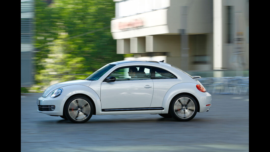 VW Beetle 2.0 TSI DSG, Seitenansicht, Stadtfahrt