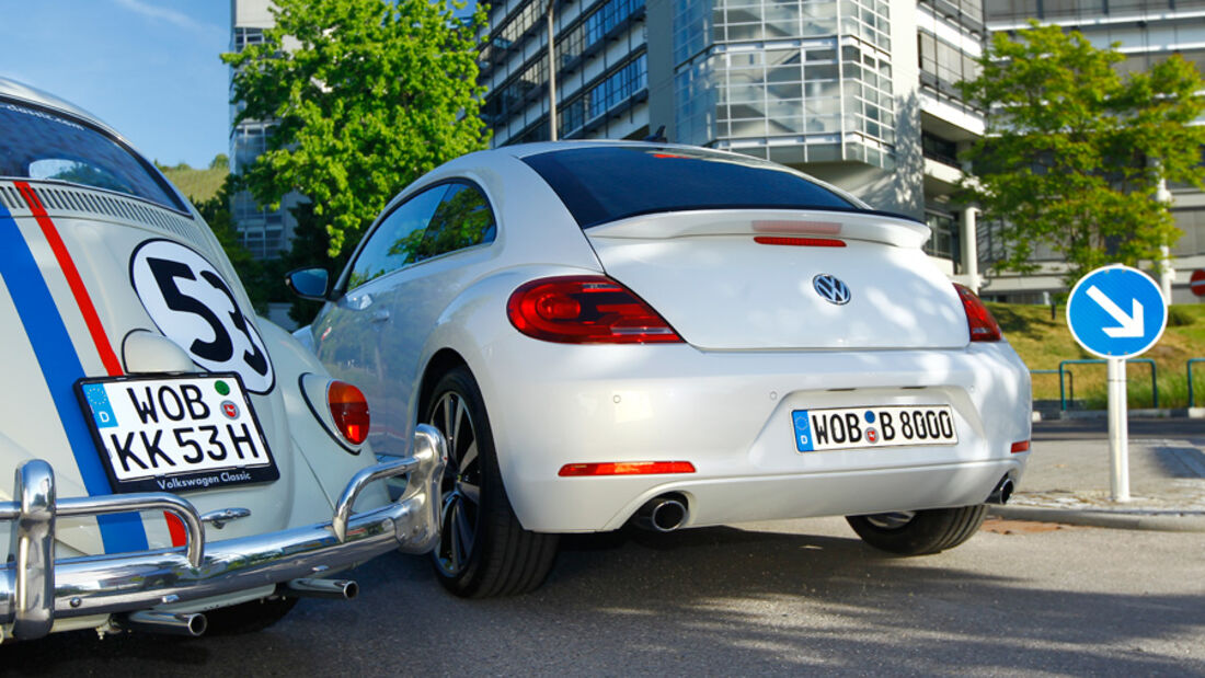 VW Beetle 2.0 TSI DSG, VW Käfer, beide Fahrzeuge, Rückansicht, Stadtfahrt