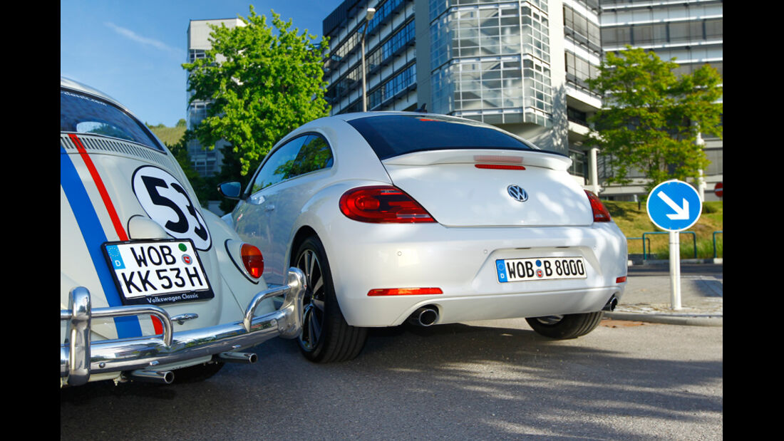 VW Beetle 2.0 TSI DSG, VW Käfer, beide Fahrzeuge, Rückansicht, Stadtfahrt