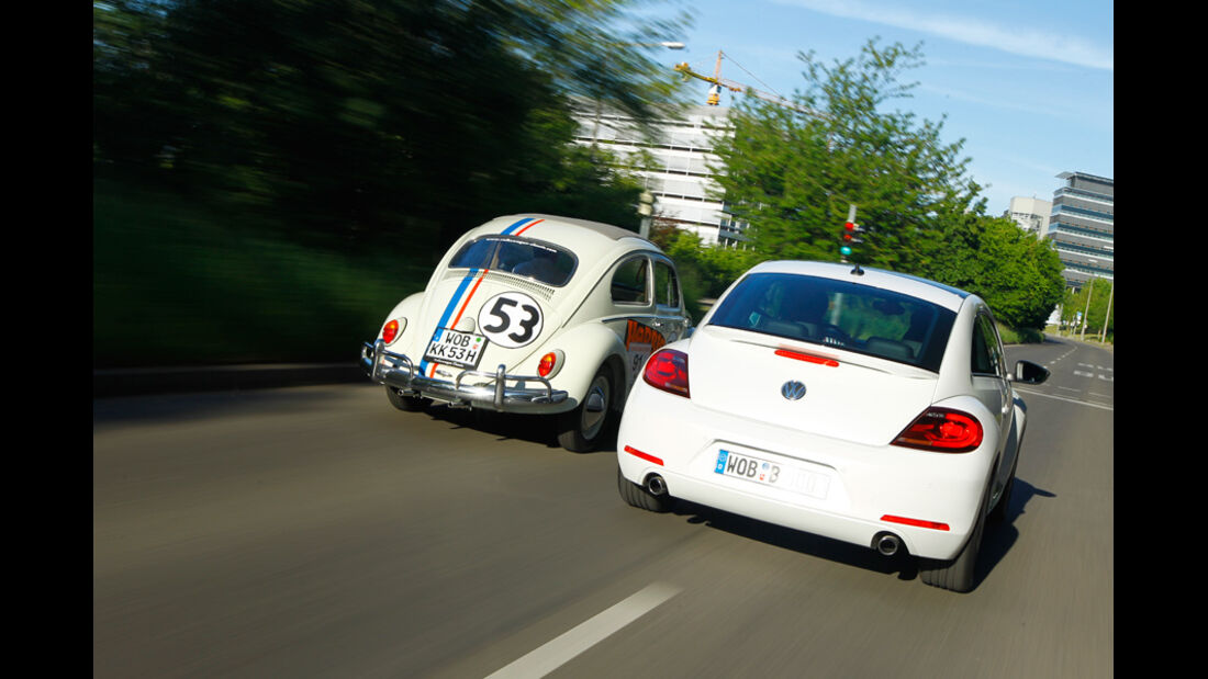 VW Beetle 2.0 TSI DSG, VW Käfer, beide Fahrzeuge, Rückansicht, Stadtfahrt