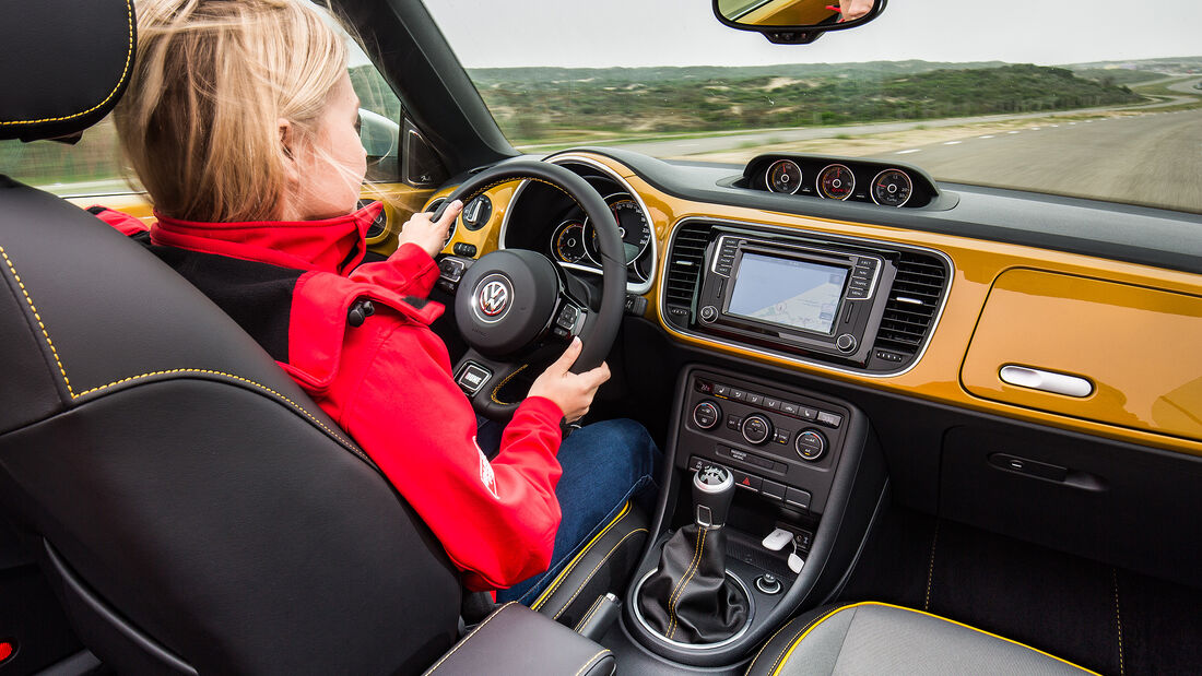 VW Beetle Dune Cabrio Cockpit fahrend mit Fahrer