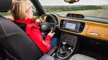 VW Beetle Dune Cabrio Cockpit fahrend mit Fahrer