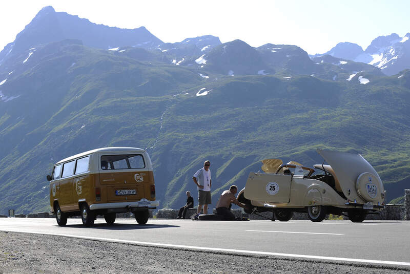 VW Bus Bulli und Peugeot 402 Eclipse mit Reifenpanne - Silvretta Classic 2010 