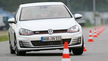 VW Golf GTI Performance, Frontansicht, Slalom