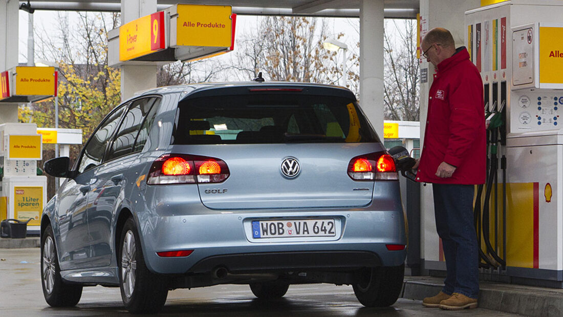 VW Golf TDI Blue Motion Tankstelle