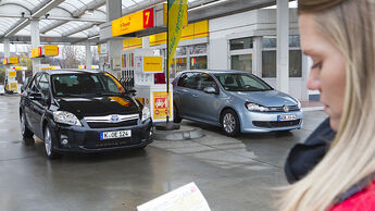 VW Golf TDI Blue Motion, Toyota Auris HSD Tankstelle