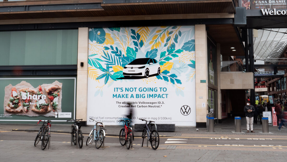 VW-ID.3-Werbung in Bristol mit Airlite-Zeichnung