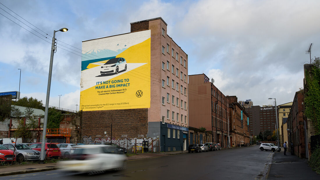 VW-ID.3-Werbung in Glasgow mit Airlite-Gemälde