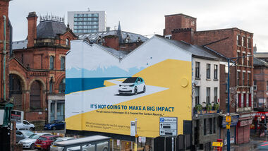 VW-ID.3-Werbung in Manchester mit Airlite-Gemälde