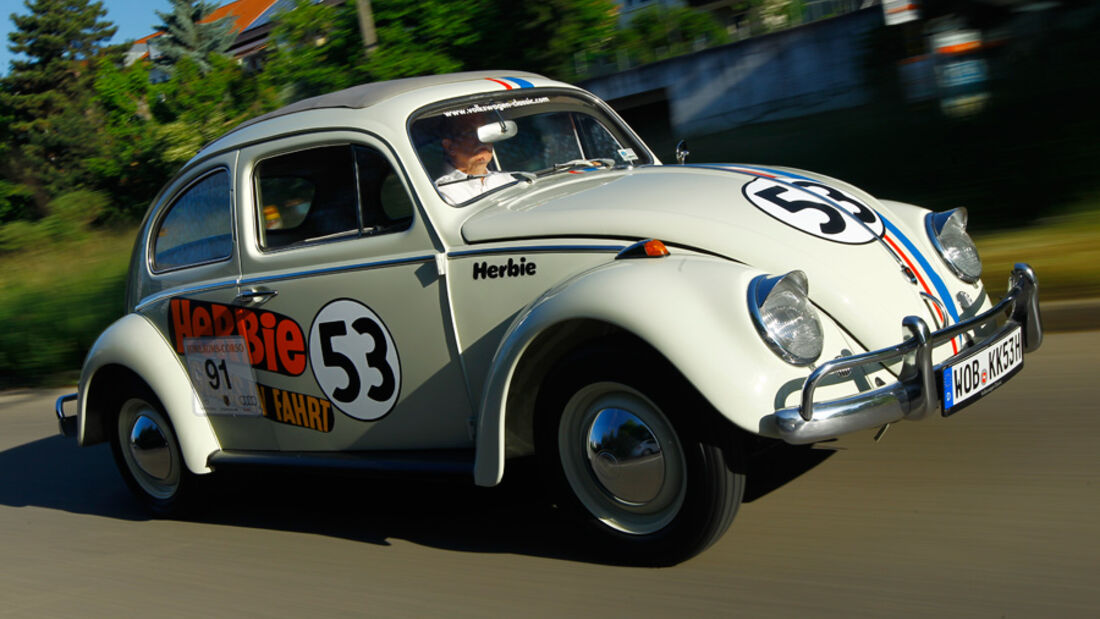 VW Käfer, Herbie, Renndesign, Frontansicht, Stadtfahrt