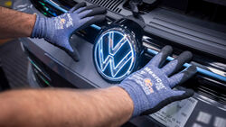 VW Logo Emblem beleuchtet Werk Produktion