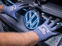 VW Logo Emblem beleuchtet Werk Produktion