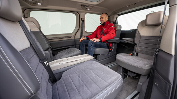 VW Multivan eHybrid, rear seat