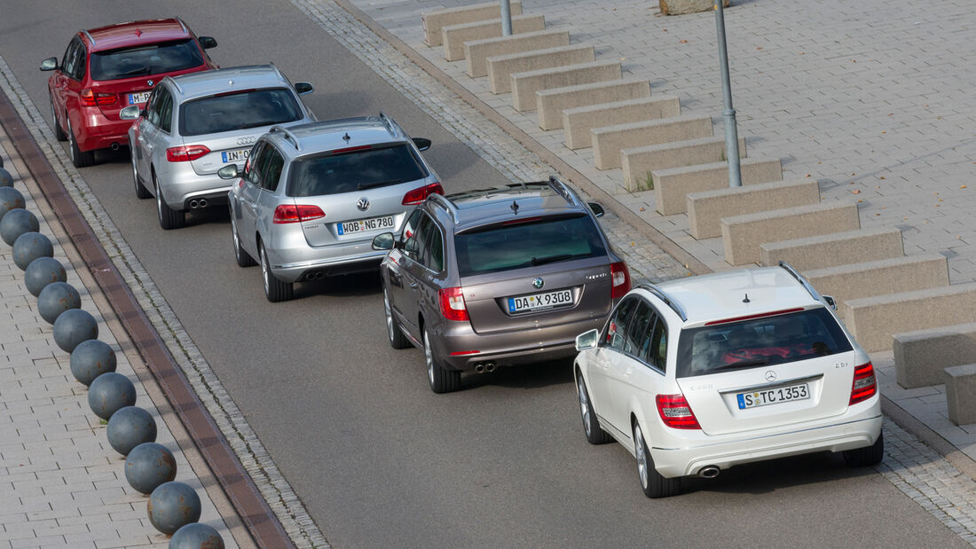 VW Passat Variant 2.0 TDI Highline, BMW 320d Touring Sportline, Audi A4 Avant 2.0 TDI Ambition, Mercedes C 220 CDI T Avantgarde, Skoda Superb Combi 2.0 TDI Eleg., Seitenansicht