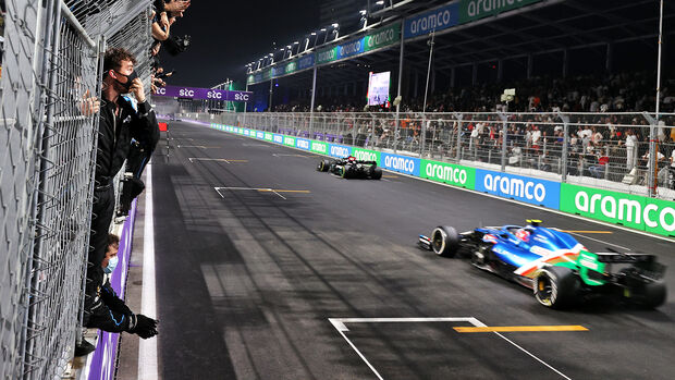 Valtteri Bottas - Esteban Ocon - GP Saudi-Arabien 2021 - Jeddah - Rennen