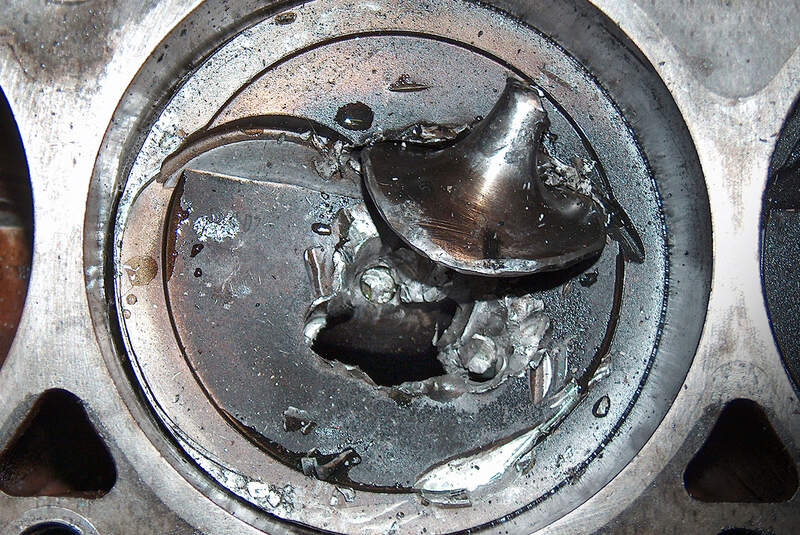 Ventil im Kolben Motorschaden