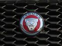 Vergleichstest, Mazda CX-5 und Jaguar E-Pace, Jag Logo