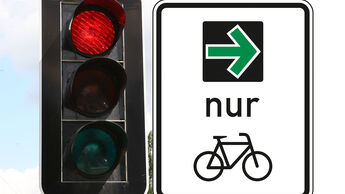 Verkehrszeichen Grüner Pfeil nur Radfahrer