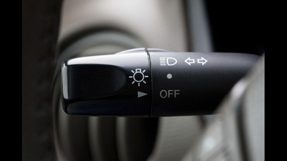 Viele Autofahrer unterlassen das Blinken häufig - zum Ärger anderer Verkehrsteilnehmer.