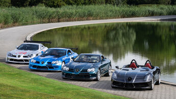 Vier Mercedes-SLR-McLaren vor einem See