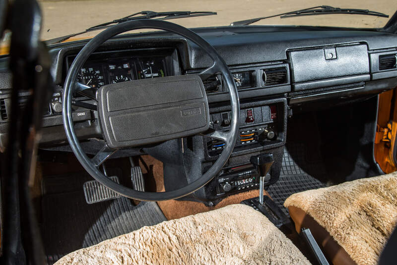 Volvo 245, Cockpit