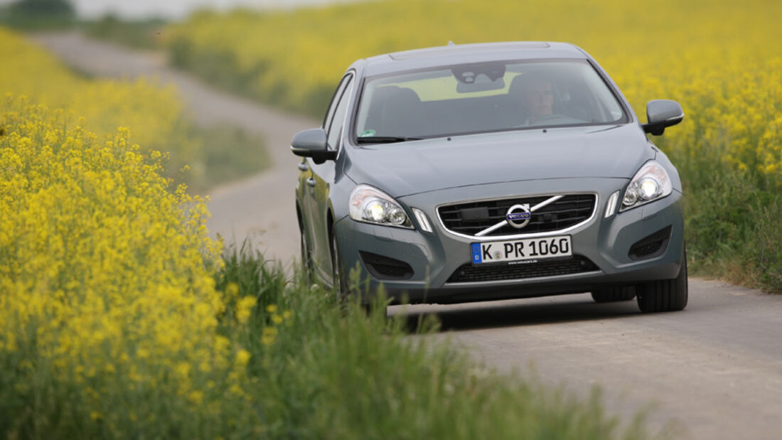 Volvo V 60, Frontansicht, Fahrt, Wiese