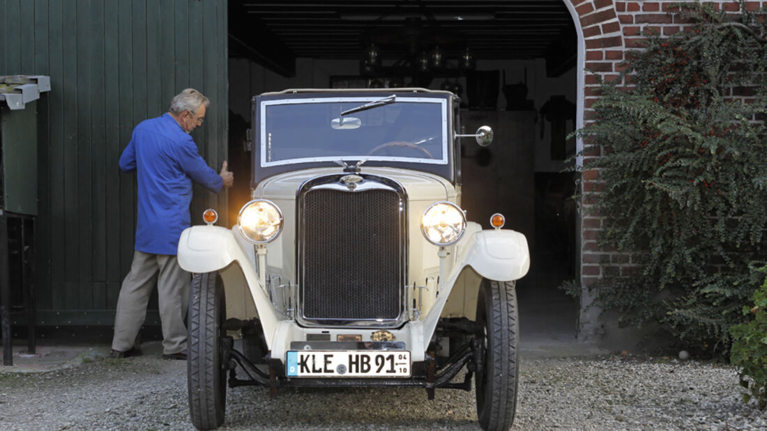 Wanderer W 10/I, Garageneinfahrt, Licht an, Frontansicht