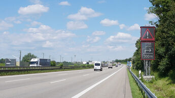 Warntafel Autobahn Parkplatz