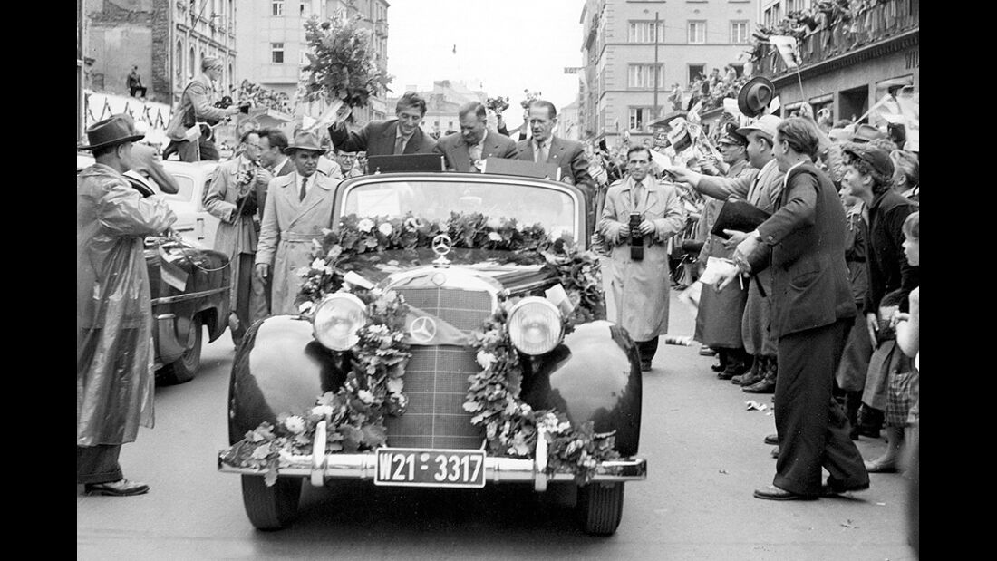 Weltmeister 1954 Sepp Herberger und Fritz Walter im Mercedes Cabrio