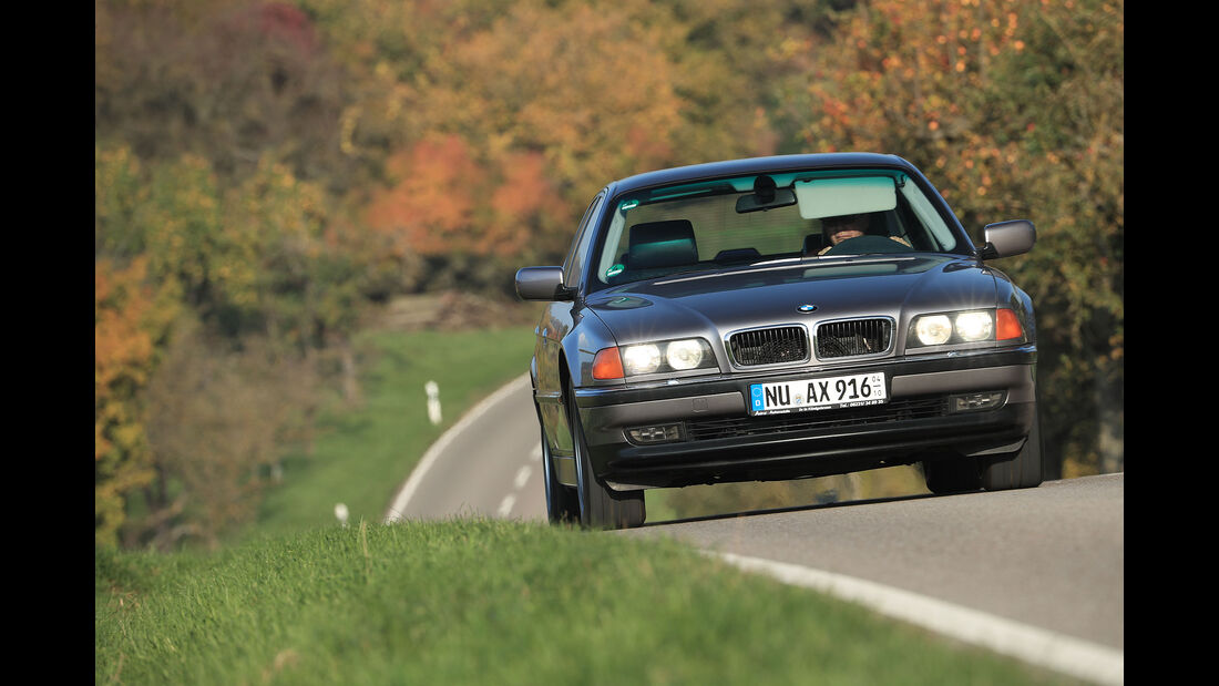 Youngtimer-Fahrbericht-BMW-740i-Front