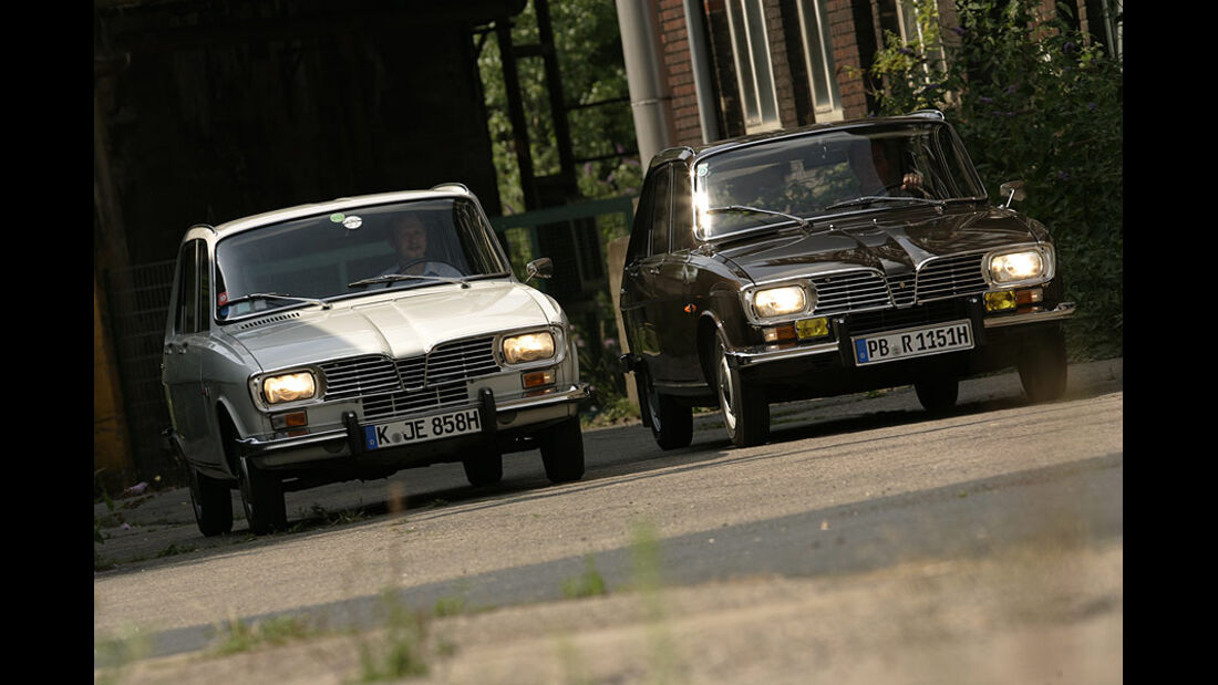 Zwei Renault 16 von vorne