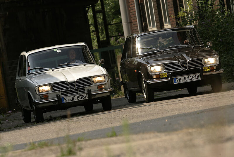 Zwei Renault 16 von vorne