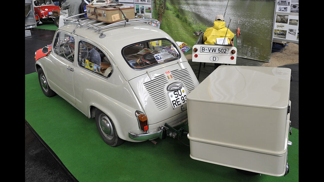 grauer Fiat 600 mit Anhänger auf Fiat-Club-Stand