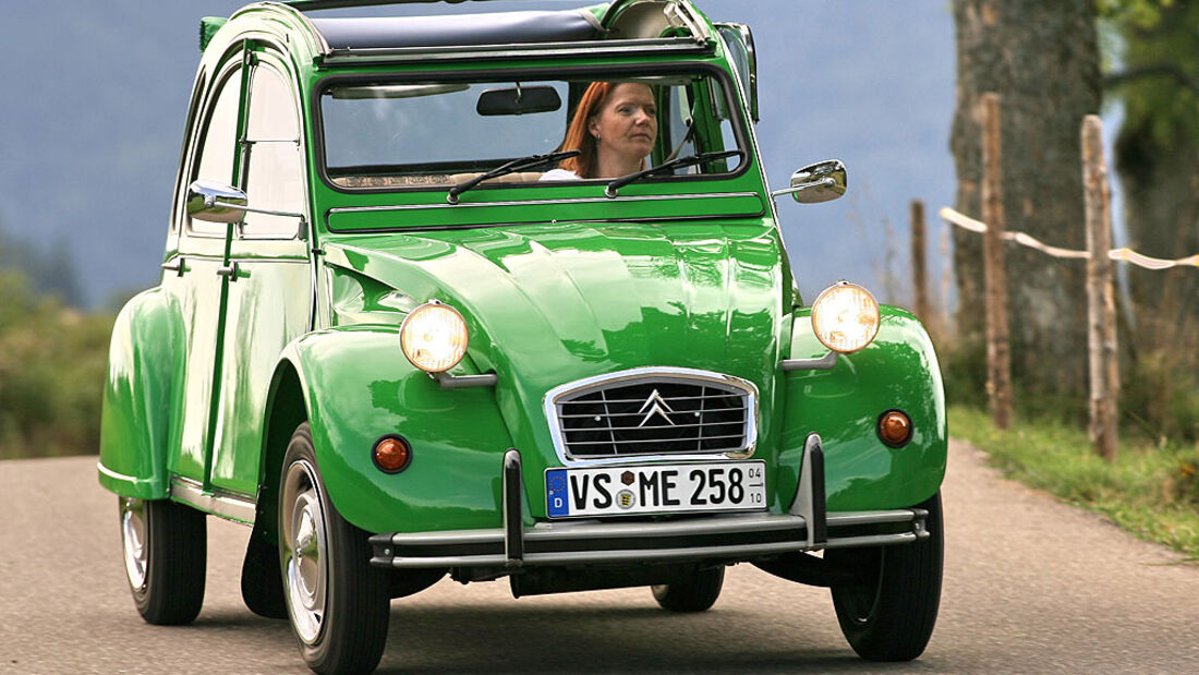 Auto, Youngtimer, Oldtimer, Klassiker, Citroën 2CV, In Deutschland und  Österreich üblicherweise Ente und in der Schweiz Döschwo genannt, Citroën  mit e Photo Stock - Alamy