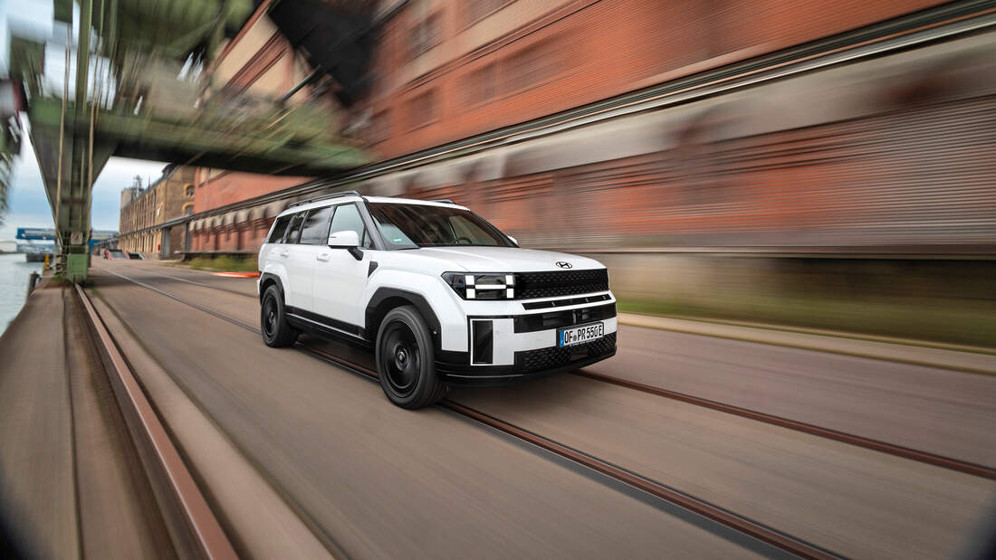 Hyundai-Santa-Fe-1-6-T-GDI-PHEV-4WD-Blackline-Familien-SUV-mit-Stecker-im-Test