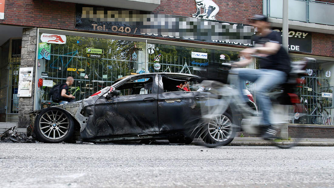 -Schrottautos-am-Stra-enrand-in-Hamburg-Bis-zu-50-000-Euro-Strafe-drohen