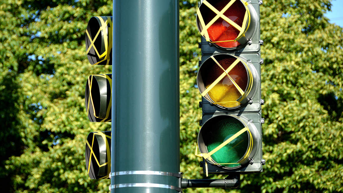 Vier-Unf-lle-an-f-nf-Tagen-M-use-killen-Ampel