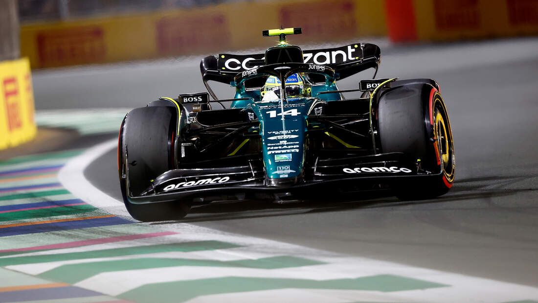 Fernando Alonso Blick in den Rückspiegel AUTO MOTOR UND SPORT