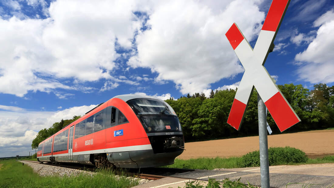 Bahnübergang: Was die Schilder bedeuten | AUTO MOTOR UND SPORT