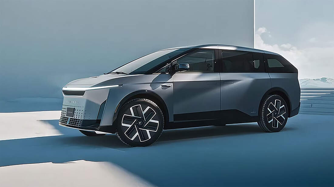 Foxtron-Model-D-Elektro-MPV-als-deutsch-italienischer-Mix