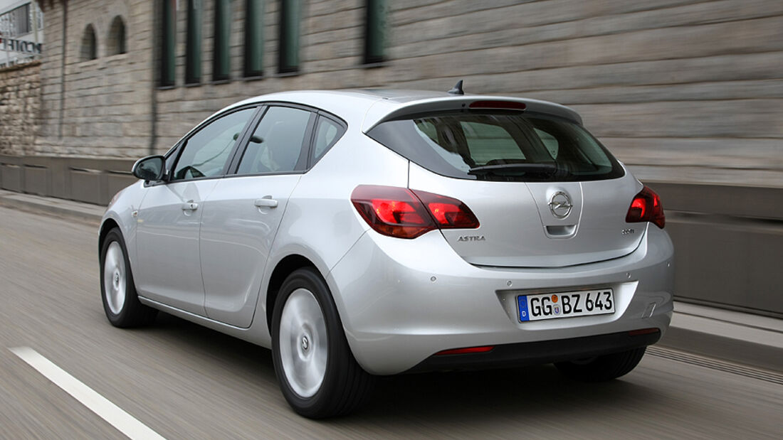 Auto gegen Motorrad: Opel Astra 1.7 CDTI gegen Suzuki SV 650 im
