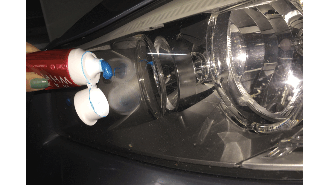 Scheinwerfer richtig polieren Macht Zahnpasta vergilbte Gläser sauber? AUTO MOTOR UND SPORT