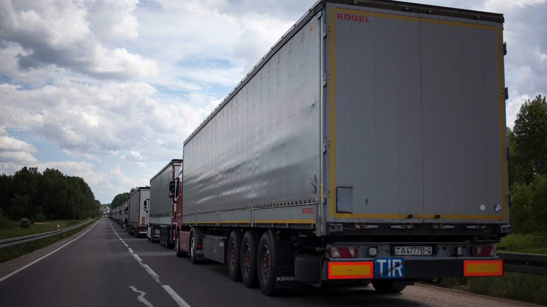 Was bedeutet das TIRSchild auf dem Lkw? AUTO MOTOR UND SPORT