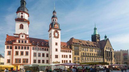 Old and new town hall, town hall tower, market stalls, Chemnitz, Saxony, Germany