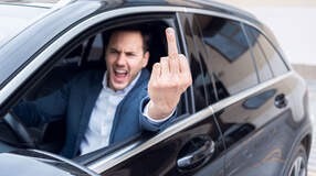 Beleidigung am Steuer mit Stinkefinger