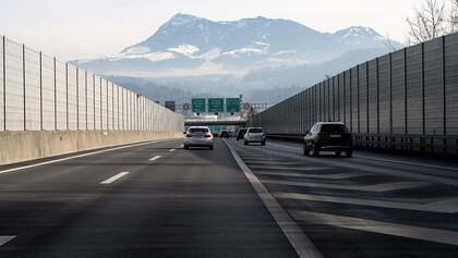 Autobahn Schweiz Luzern Berge Alpen Lärmschutzwand